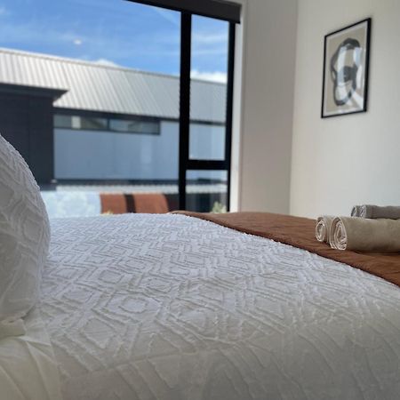 Luxury 2 Bedroom Townhouse Opposite Merivale Mall ไครสต์เชิร์ช ภายนอก รูปภาพ