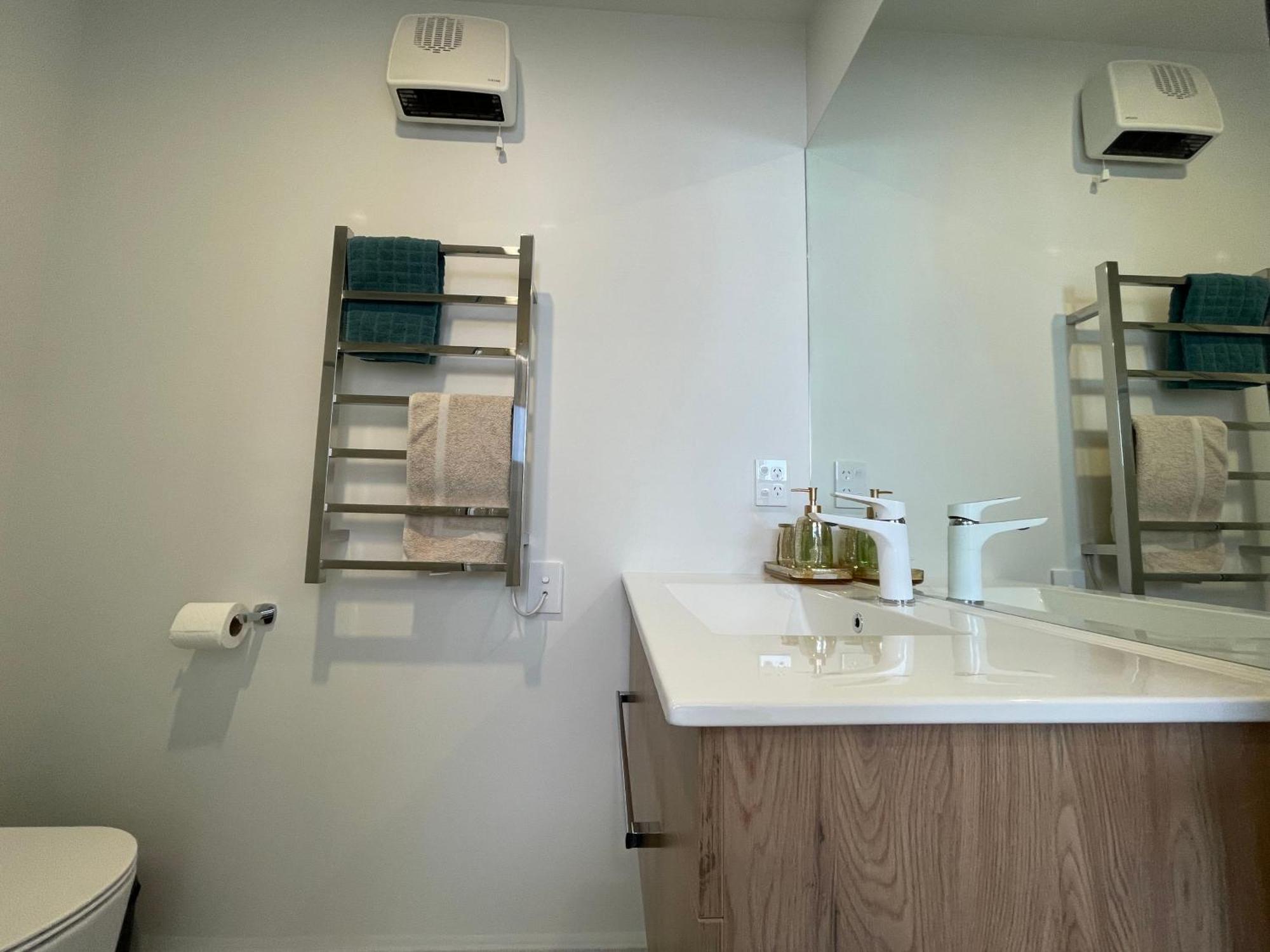 Luxury 2 Bedroom Townhouse Opposite Merivale Mall ไครสต์เชิร์ช ภายนอก รูปภาพ
