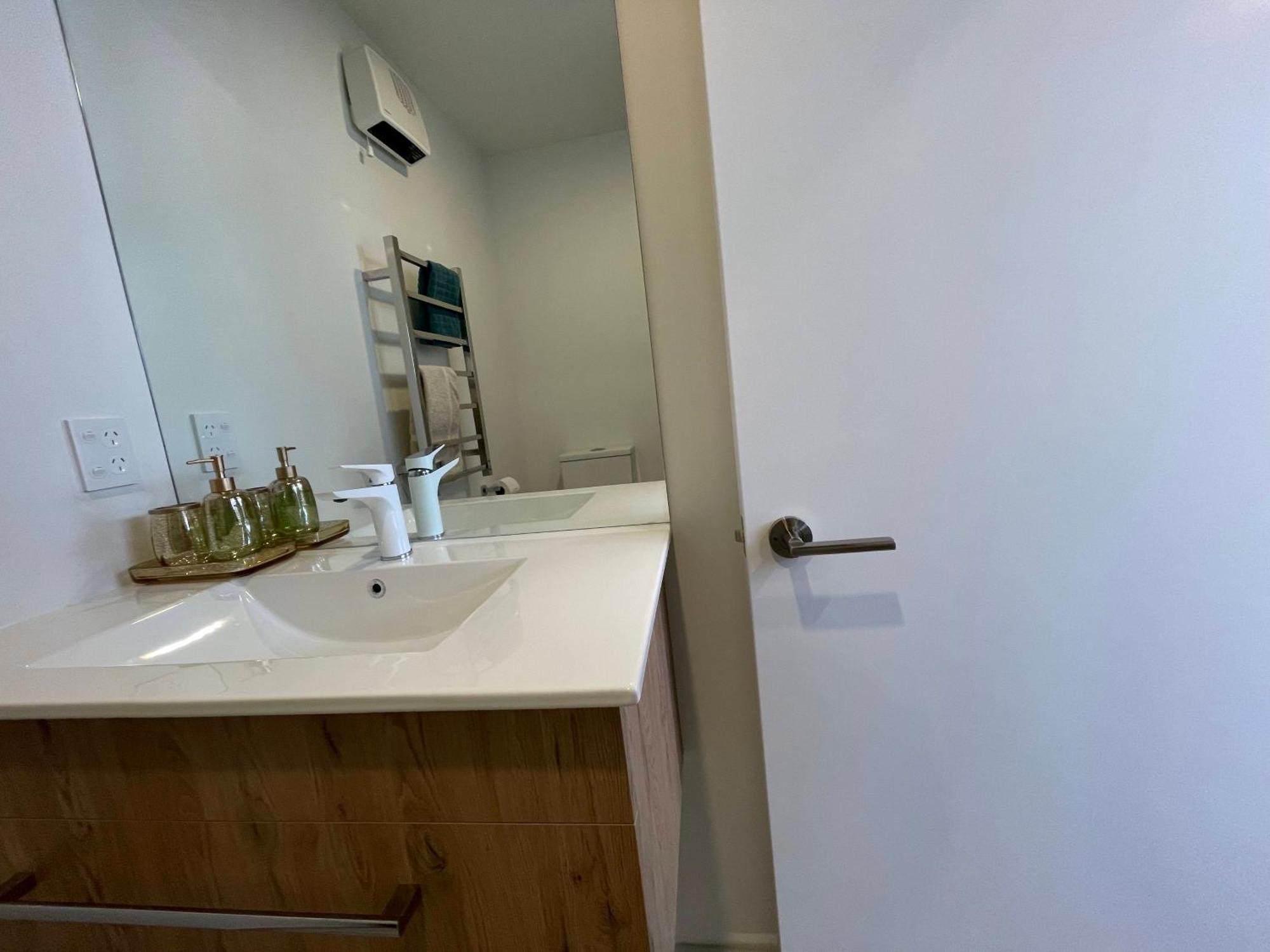 Luxury 2 Bedroom Townhouse Opposite Merivale Mall ไครสต์เชิร์ช ภายนอก รูปภาพ
